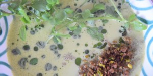 Beitragsbild des Blogbeitrags Bachkresse-Piment-Suppe mit Pistazien-Gremolata 