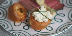 Beitragsbild des Blogbeitrags Kaltes Roastbeef mit Schnittlauchsauce, Yorkshire Pudding 