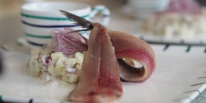 Beitragsbild des Blogbeitrags Doppelmatjes mit Apfel- und Selleriesalat