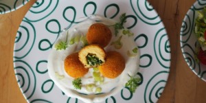 Beitragsbild des Blogbeitrags Polentaknödel mit Kerbelfülle 