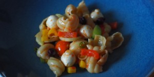 Beitragsbild des Blogbeitrags Nudelsalat mit Chili-Pesto