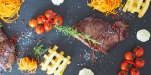 Beitragsbild des Blogbeitrags Steak mit Pommes frites und Karottenstroh