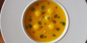 Beitragsbild des Blogbeitrags Gelbe Melonensuppe mit Chili