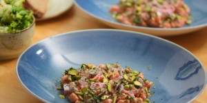 Beitragsbild des Blogbeitrags Tatar von der Lachsforelle mit Nussbutter und Pistazien