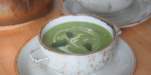 Beitragsbild des Blogbeitrags Minze-Erbsensuppe 