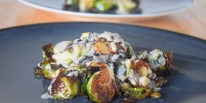 Beitragsbild des Blogbeitrags Gebratene Kohlsprossen mit Kürbiskernen und Knoblauch