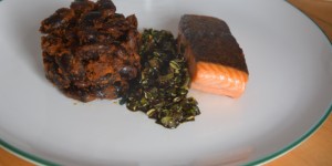 Beitragsbild des Blogbeitrags Lachs mit Käferbohnen und Kürbiskern-Gremolata 