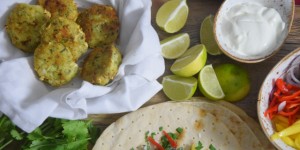 Beitragsbild des Blogbeitrags Tacos mit Fischfrikadellen mit Mangos und Joghurt 
