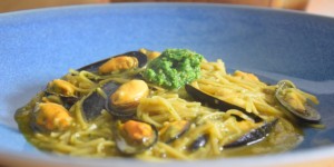 Beitragsbild des Blogbeitrags Suppe mit Maisnudeln und Miesmuscheln