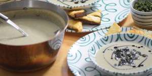 Beitragsbild des Blogbeitrags Knoflige Karfiolsuppe und Kürbiskernpesto