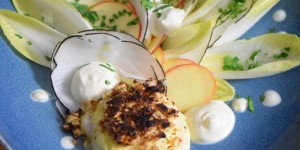 Beitragsbild des Blogbeitrags Saint Marcellin unter Haselnuss-Kruste mit Rettich-Apfel-Salat und Kren-Espuma