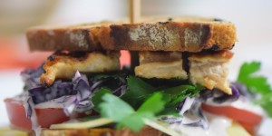 Beitragsbild des Blogbeitrags Krautsalat-Hähnchen-Roggenschnitte 