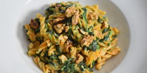 Beitragsbild des Blogbeitrags Linsennudeln mit Spinat in Blauschimmelkäsesauce