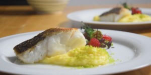 Beitragsbild des Blogbeitrags Gebratener Kabeljau Polenta Kräuter Beeren