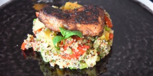 Beitragsbild des Blogbeitrags Quinoa-Gemüsepfanne mit Hendl