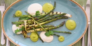 Beitragsbild des Blogbeitrags Gegrillter Spargel mit Mandelcreme und Minze-Petersilie-Sabayon 