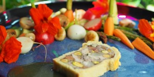 Beitragsbild des Blogbeitrags Geflügelpastete mit Pistazien, Birnen und Ingwer
