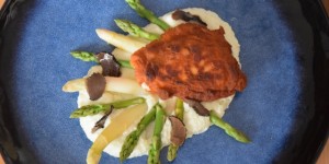 Beitragsbild des Blogbeitrags Hühnerschnitzel mit Spargel und Karfiolpüree