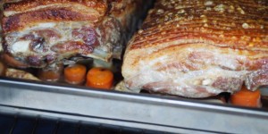 Beitragsbild des Blogbeitrags Schweinsbraten mit Selleriepüree oder Gurkensalat 