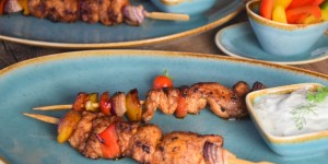 Beitragsbild des Blogbeitrags Hühnerspieße mit Koriander Dip, Paprika&Gurken