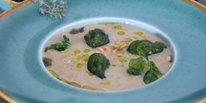 Beitragsbild des Blogbeitrags Melanzani-Kräuter-Suppe mit Taggiasche-Oliven