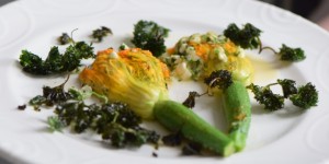 Beitragsbild des Blogbeitrags Gefüllte Zucchiniblüten mit frittierter Petersilie 