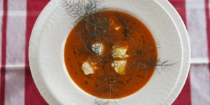 Beitragsbild des Blogbeitrags Tomatensuppe mit Bronzefenchel und Ziegenweichkäse 