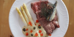 Beitragsbild des Blogbeitrags Spargel mit Thunfischsauce & Roastbeef 