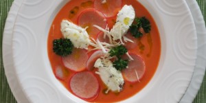 Beitragsbild des Blogbeitrags Geeiste Radieschen-Tomatensuppe mit Rosapfeffer 