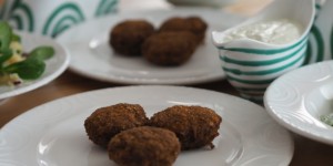 Beitragsbild des Blogbeitrags Faschierte Laibchen mit viel Salat