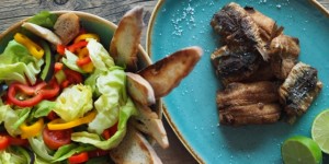 Beitragsbild des Blogbeitrags Sardinen mit saftigem Paprikasalat