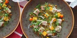 Beitragsbild des Blogbeitrags Thunfisch-Ceviche mit Süßkartoffelchips und -würfel 