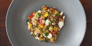 Beitragsbild des Blogbeitrags Schafkäse-Mango-Salat mit Reis 