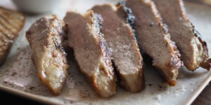 Beitragsbild des Blogbeitrags Pluma mit Knoblauch-Bohnen-Püree