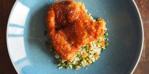 Beitragsbild des Blogbeitrags Gebackene Keulen auf Reis gebettet 