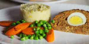 Beitragsbild des Blogbeitrags Faschierter Braten mit Erdäpfel-Selleriepüree und Erbsengemüse
