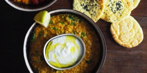 Beitragsbild des Blogbeitrags Linsencurry mit Tomatensalat und Wolkenbrot 