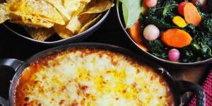 Beitragsbild des Blogbeitrags Mit Cheddar überbackener Bohneneintopf