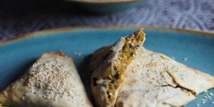 Beitragsbild des Blogbeitrags Erbsen-Spinat-Teigtaschen mit Joghurt-Mango-Chili-Dip