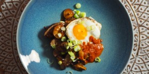 Beitragsbild des Blogbeitrags Faschierte Laibchen mit Reis, Pilze und Ketchup