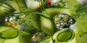 Beitragsbild des Blogbeitrags Reispapier-Rollen mit Mönchsbart und Salatgurke