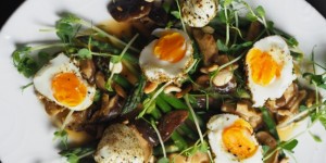 Beitragsbild des Blogbeitrags Grüner Spargel, Mandeln, Eier, Shiitake-Pilze mit Misodressing 