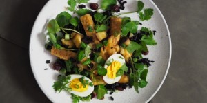Beitragsbild des Blogbeitrags Dampfgegarter Koriander-Knoblauch-Tempeh mit Aubergine, schwarzem Reis, Eiern und Cranberries 