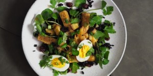 Beitragsbild des Blogbeitrags Dampfgegarter Koriander-Knoblauch-Tempeh mit Aubergine, schwarzem Reis, Eiern und Cranberries