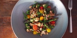 Beitragsbild des Blogbeitrags Fregolasalat mit grünem Spargel, Shiitake und Walnüsse