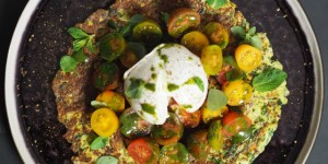 Beitragsbild des Blogbeitrags Tomaten-Mozzarella-Tortillas mit Minze-Basilikum-Öl