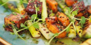 Beitragsbild des Blogbeitrags Spargel, Avocado und Tofu in Sesam-Lupinen-Soße
