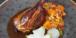 Beitragsbild des Blogbeitrags Geschmorte Lammstelze in der Paella