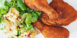 Beitragsbild des Blogbeitrags Wiener Backhendl mit Kartoffel-Vogerlsalat 