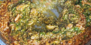 Beitragsbild des Blogbeitrags Hühnerkeulen mit Paellareis und Mangoldsalat 